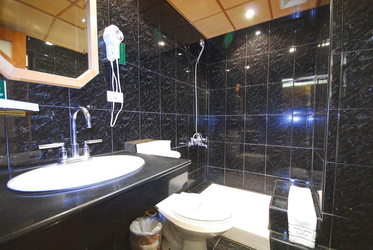 KaRo Hotel Kaohsiung Buitenkant foto